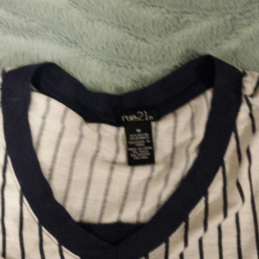 rue 21 long sleeve tee size M. - Picture 2 of 4